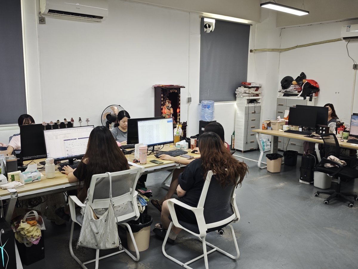 员工在开放式办公区工位上办公的实景照片