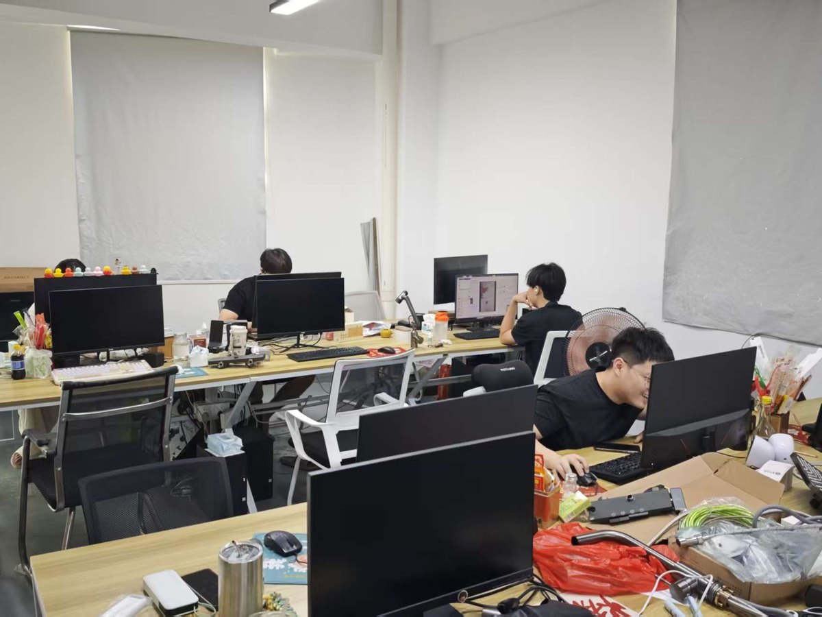 开放式办公区工位实景照片